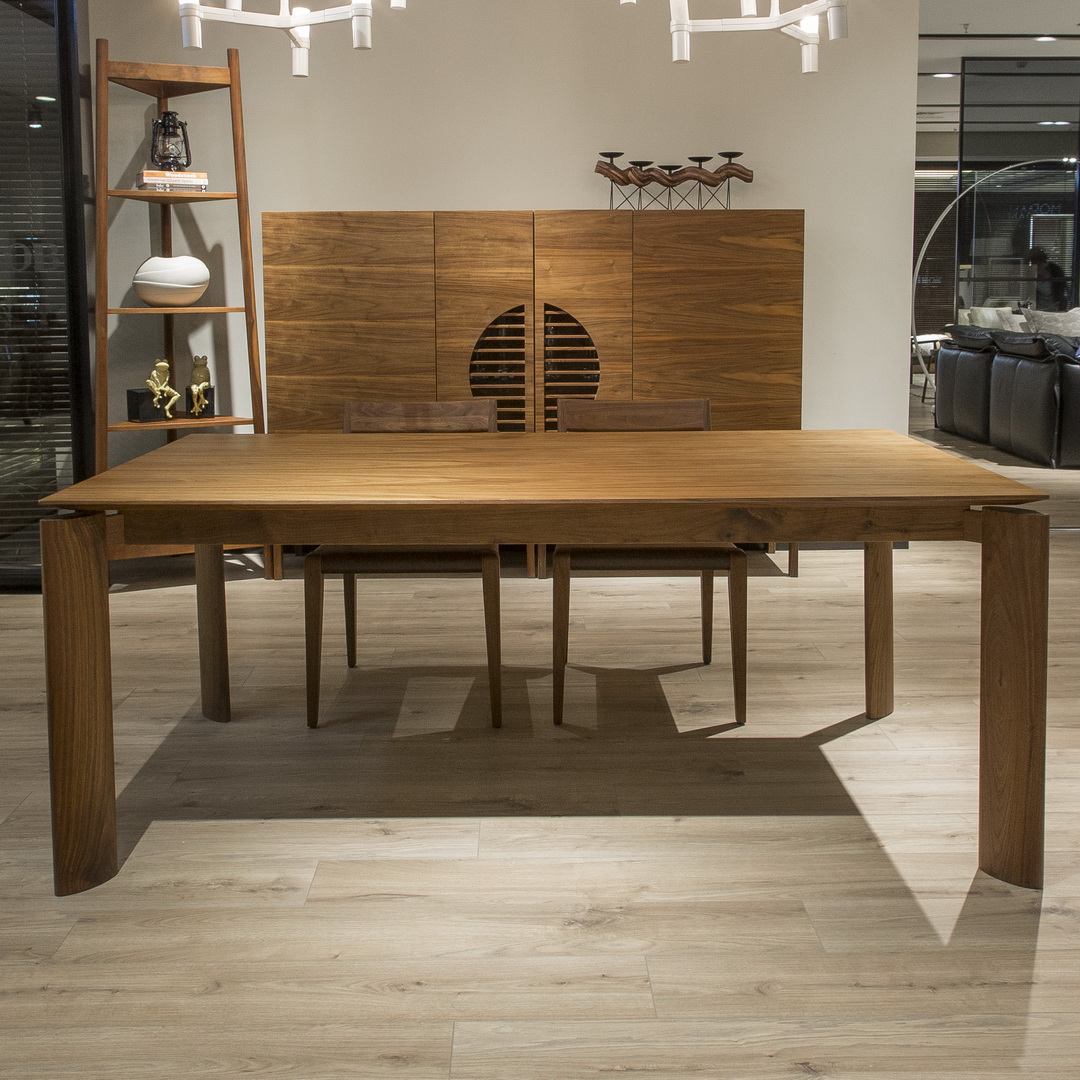 空间的中心，餐桌设计简洁，为传统的长方形，灯光下，显得很暖
