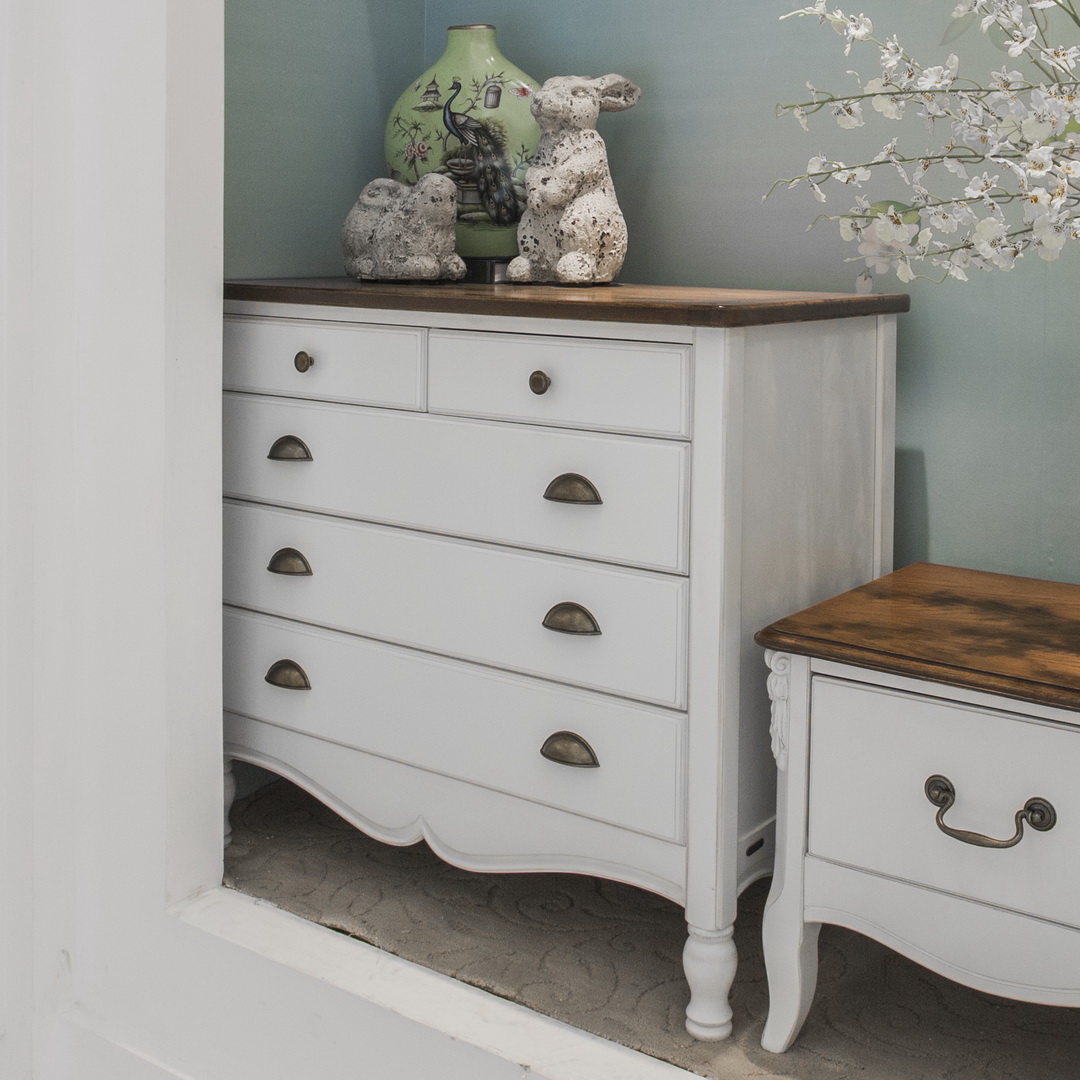 白色的欧式储物柜，线条优雅，木色桌面，实用大方。