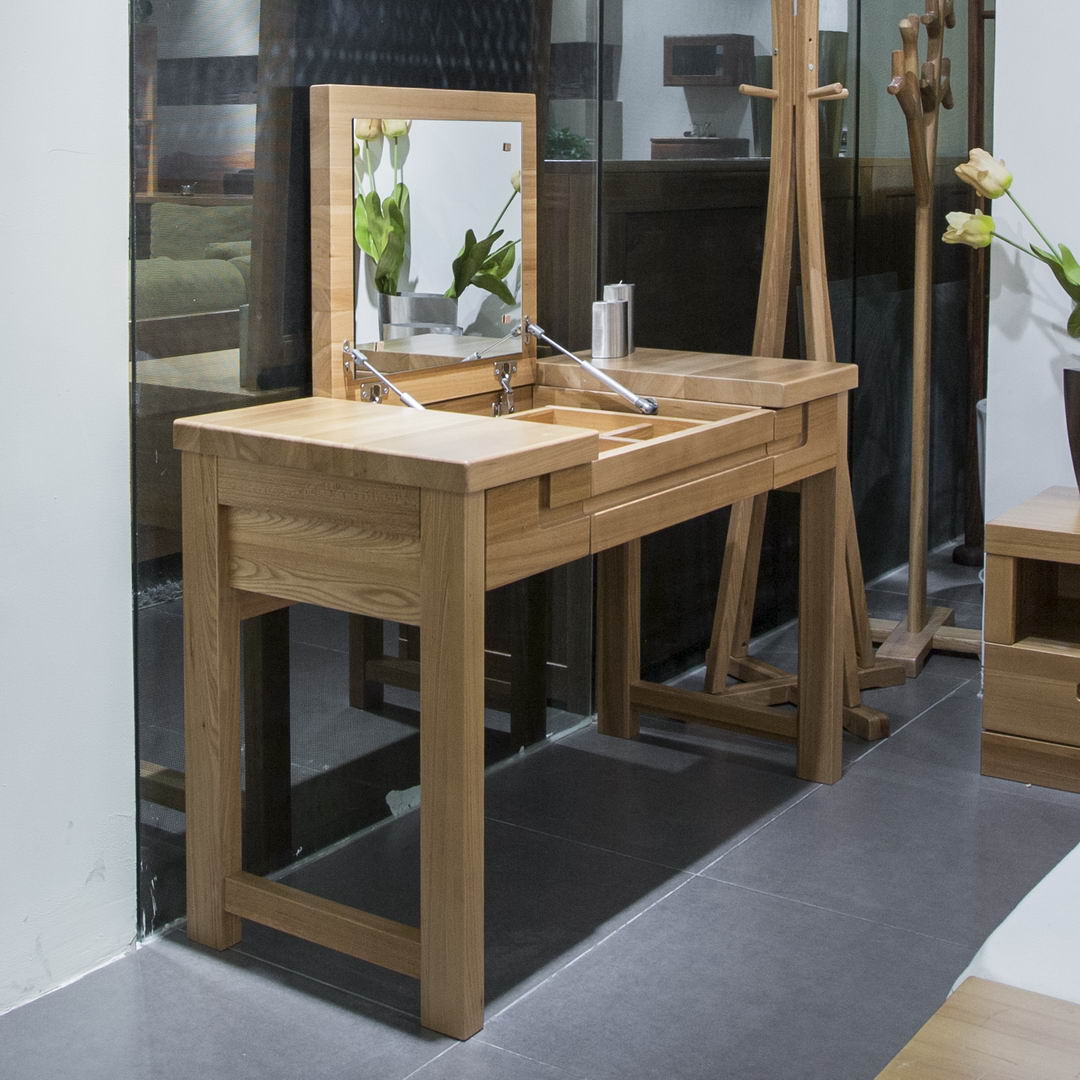 多功能折叠妆台，可以当小桌子，超大的储物空间，整体设计以实用为主。