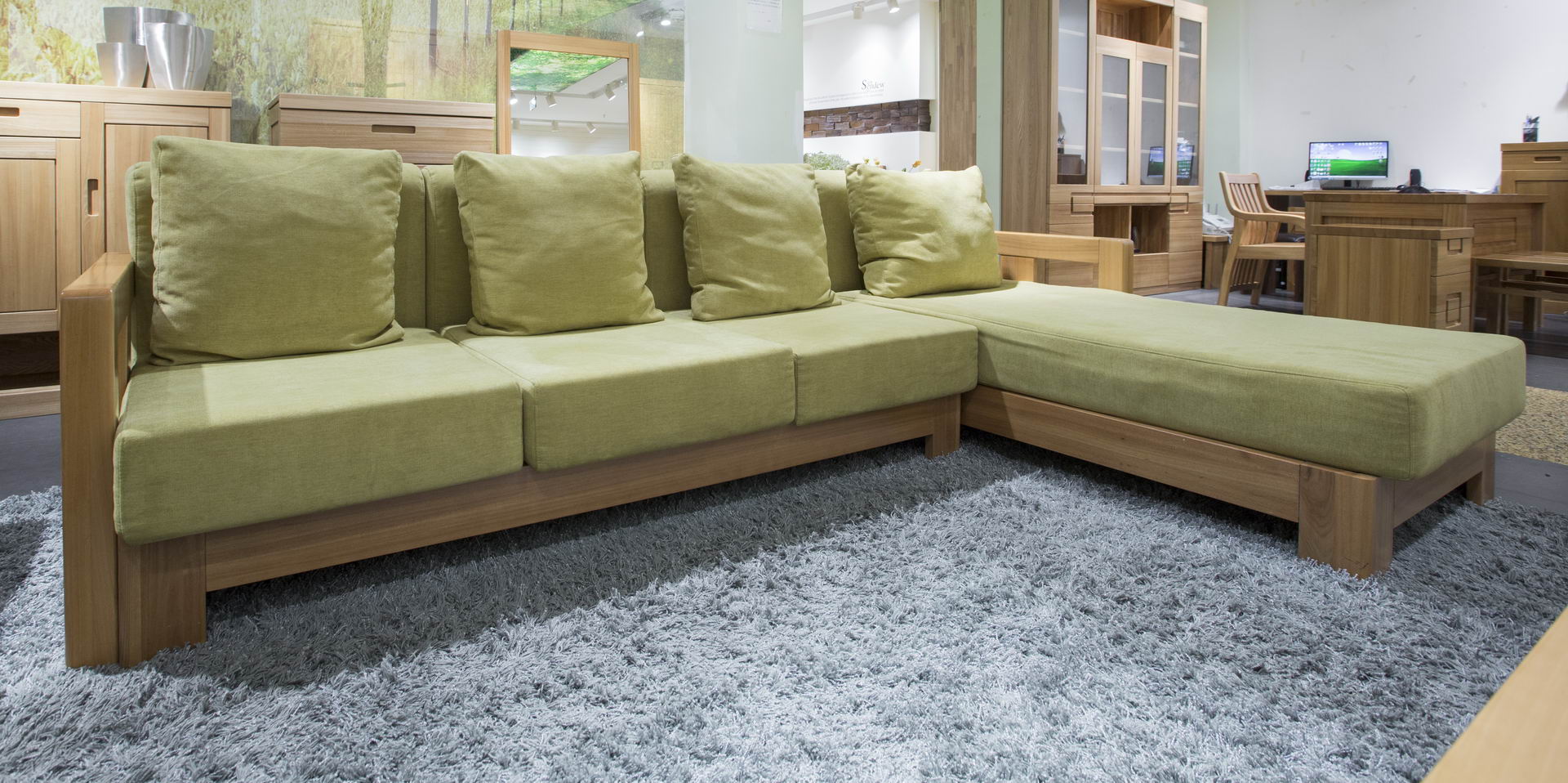 厚实的实木沙发脚，稳重牢固的霸占地面，沙发的座包厚实柔软，合理有效的释放疲劳，提高舒适感。